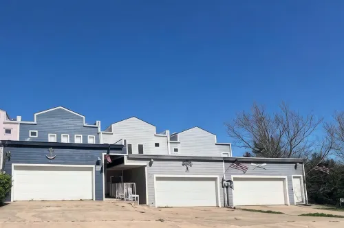 Roomy 4 bedroom 4 bathroom house on a 5 acre pond less than a mile from Texoma - balcony