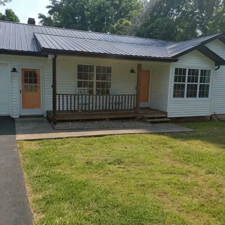Remodeled House Near Jamestown Marina, Room to Park Your Boat in Driveway!