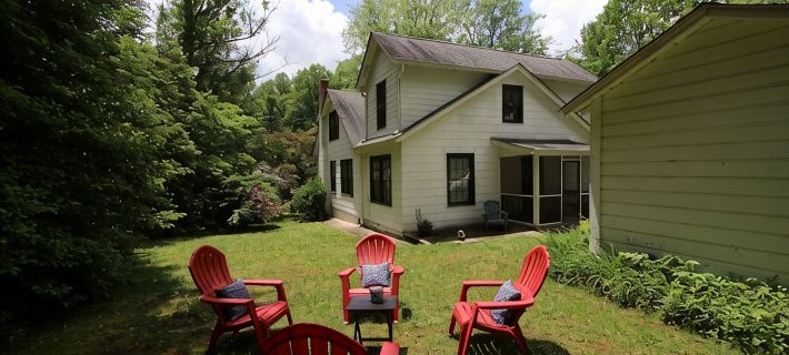 Downtown Brevard Cottage~ Short Stroll to Main Street~ Hiking & Biking Close By Hotels in Brevard