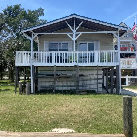 Waterfront -Beautiful sunsets, great fishing, scalloping & bird watching