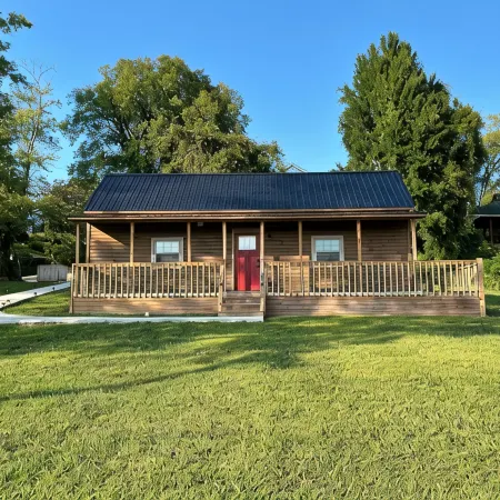 Lillie's Pad -Cozy 2-bedroom cabin- 20 miles from Natural Bridge in Beattyville.
