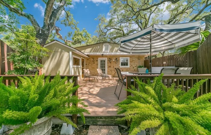 Under the Oaks, a charming, romantic retreat with hot tub and sauna