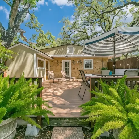 Under the Oaks, a charming, romantic retreat with hot tub and sauna