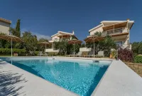 Abelia Luxurious Villas - piscina