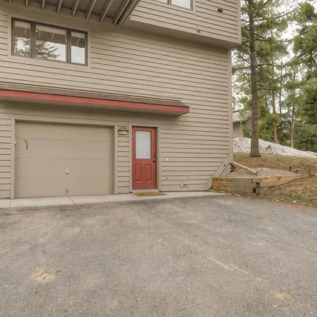 10-Minutes to Ski Resort, 2.5-Bedroom, Mountain Views, Hot Tub/Sauna