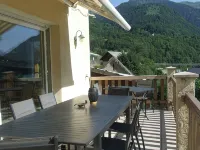 Lovely village house with a view of lake and mountain VAUJANY on the other side Alpe d'Huez - Chalets