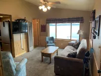 Lake Nokomis Breezy Bay Lakeside Cottage Quiet Retreat - WiFi