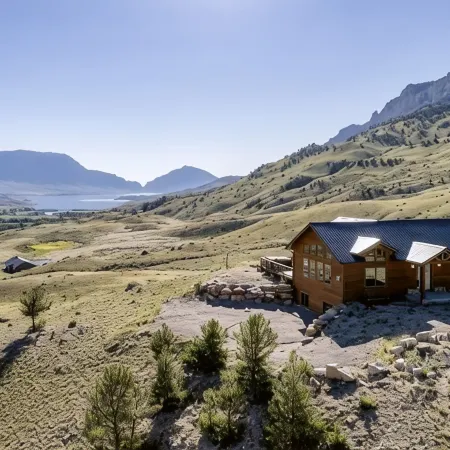 Experience the Magic of Wapiti Valley in Luxury. Stunning Views-East Yellowstone