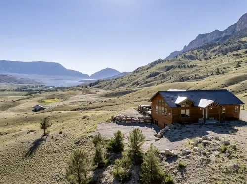 Experience the Magic of Wapiti Valley in Luxury. Stunning Views-East Yellowstone - 4-Star