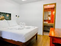 Tiny a-frame with comfortable bed, hot shower, aircon - Pensions