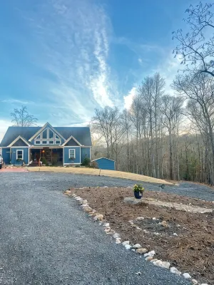 Spacious 5-Bedroom Rustic Retreat on 10 Acres in Charming Dallas - Wifi