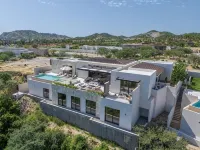 Luxury 5BR Villa with Pool & Hot Tub, Querencia - 精品