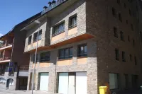 Apartamentos Borruscall Hotels near Telecabina Pas de la Casa