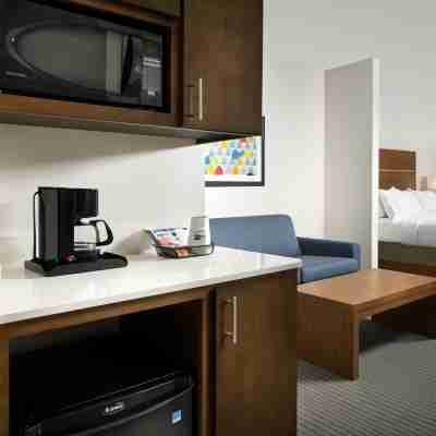 Holiday Inn Express & Suites Bay City Rooms