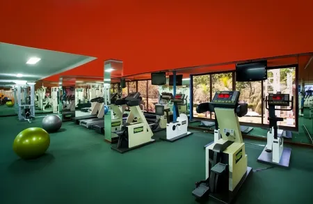 Surabaya Suites Hotel Powered by Archipelago Отели в г. Сурабая