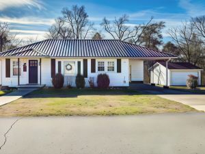 Cozy Shelbyville Home Near Hiking and Distilleries!