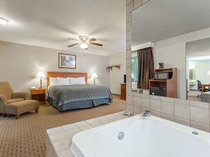 Days Inn & Suites by Wyndham Kaukauna WI