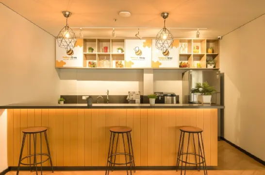 Yellow Bee Tanah Abang Отели рядом с достопримечательностью «Balai Kota DKI Jakarta»