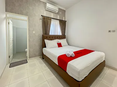 RedDoorz at Griya Martha Sumber Solo Hotel di Kecamatan Banjarsari