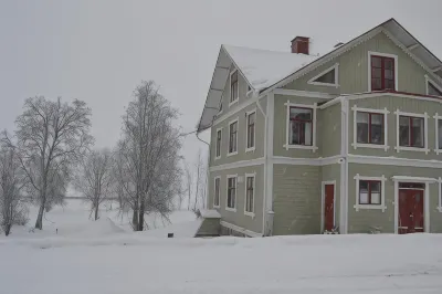 Strandgården Hoverberg. Hotels near Klövsjö-Storhogna skidområde