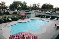 Days Inn by Wyndham Show Low - Pools