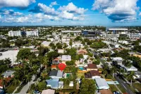 Grey Manor – Spacious 3Br/2BA Hallandale Home, Heated Pool & Smart Amenities