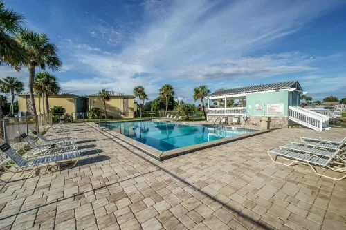 Modern Bliss 0.8 miles to beach/ monthly discount Digital nomad friendly