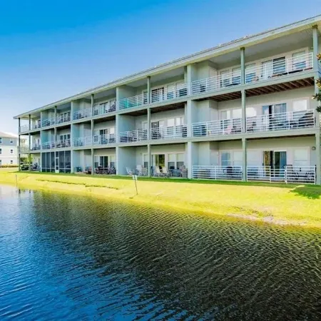 Spacious Condo by the Beach! Beautiful Lagoon Views and Close to Restaurants!