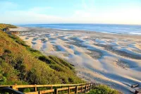 1st floor Oceanfront studio with king bed and hot-tub & AC