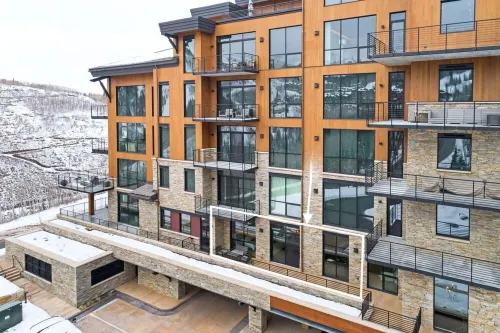 NEW Gorgeous Luxury Ski-in/Out Deer Valley. Pool, Gym, Ski Valet.