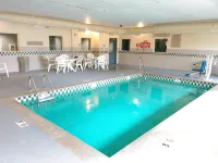 Baymont by Wyndham Clinton - Swimmingpools