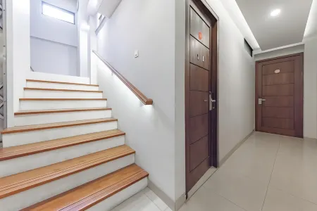 Sans Hotel Bobosini Malang by RedDoorz Отели рядом с достопримечательностью «DUCK RC DDR»