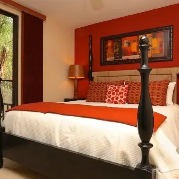Luxe! Impressively Designed 2nd-Floor Unit in Coco Done in Red and Orange Hues