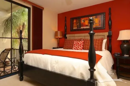 Luxe! Impressively Designed 2nd-Floor Unit in Coco Done in Red and Orange Hues