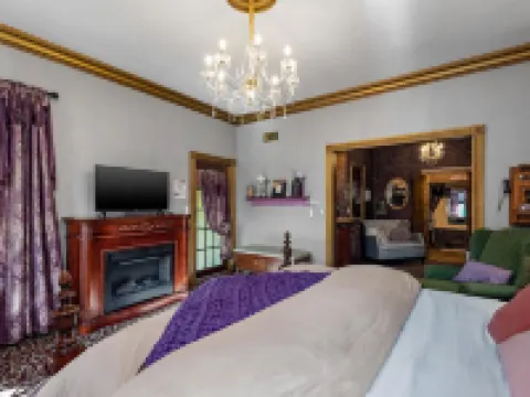 The 1883 Peabody House Bed & Breakfast Hotels in Cedar Township