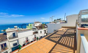 Bright 2-Bedroom Apartment with Private Patio and Communal Roof Terrace in Centr