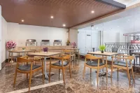 Life Hotel Soekarno Hatta Makassar فنادق في Wajo
