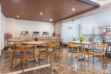 Life Hotel Soekarno Hatta Makassar Отели рядом с достопримечательностью «Simpatik Aquarium»