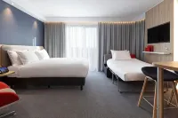 هوليداي إن إكسبرس آند سويتس ديفينتر باي آيتش جي فنادق في 