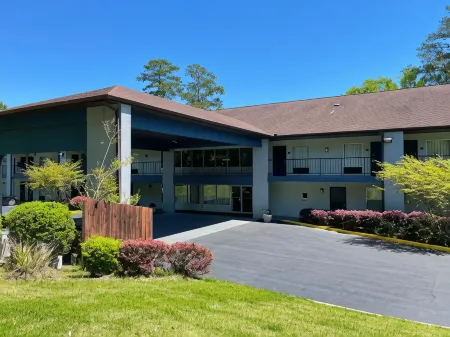 Best Western Tallahassee-Downtown Inn  Suites Отели рядом с достопримечательностью «Capital Field»