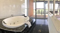 Barossa Pavilions & Glasshouse - Hot Tub