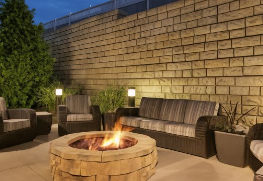 햄프턴 인 앤드 스위트 파커즈버그 다운타운 외관