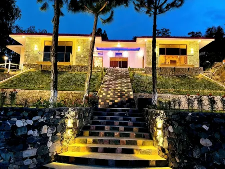 Husnain Resort by Saud Khan Отели в г. Маншехра