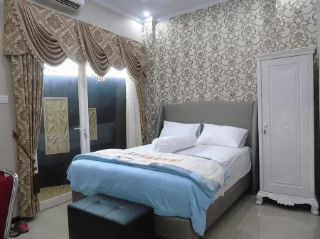 Rumah Tamu Syariah Moulase Center Blimbing Отели в г. Blimbing