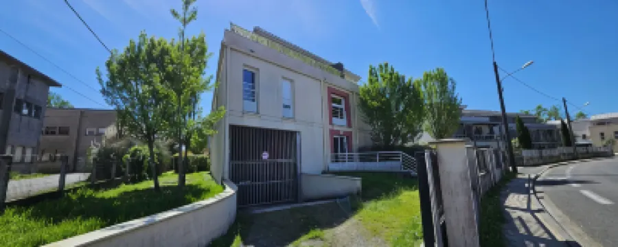 Appartement Solaire Duplex Avec Terrasse en Bois Hotels near Chateau Pape Clement