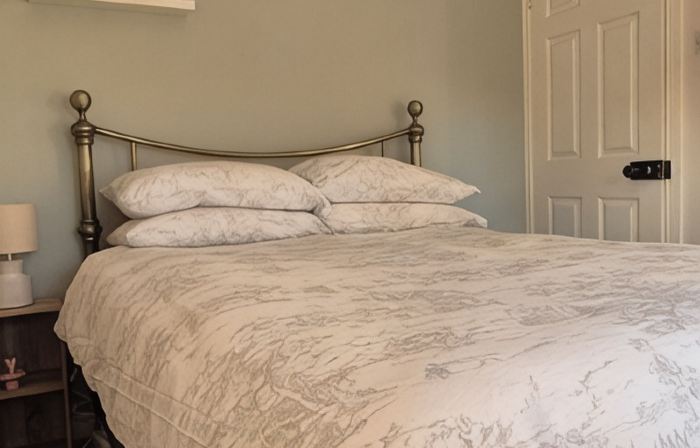 Comfortable Cottage Stay Outside Belfast | Private Parking & Sleeps 4 guests