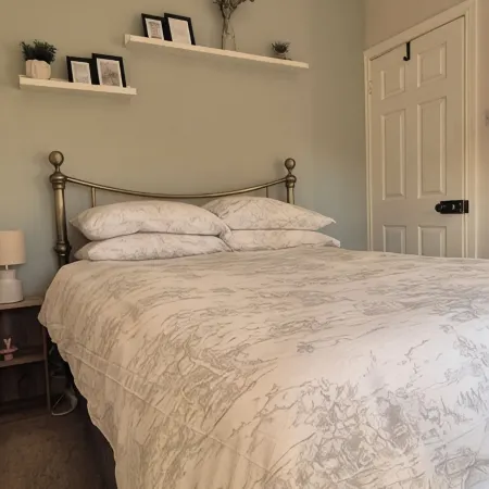 Comfortable Cottage Stay Outside Belfast | Private Parking & Sleeps 4 guests