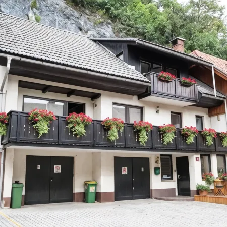 Castle Way Apartments Tamy