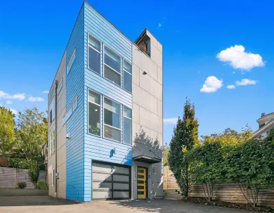 Charming house with 3 bedrooms and 3.5 bathrooms in the heart of Seattle. Hotels in Rainier Valley