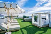 Milos Beach House-New Luxe Haven Steps from Beach -New Rooftop Pool 36 FT Long -  Ferienhäuser